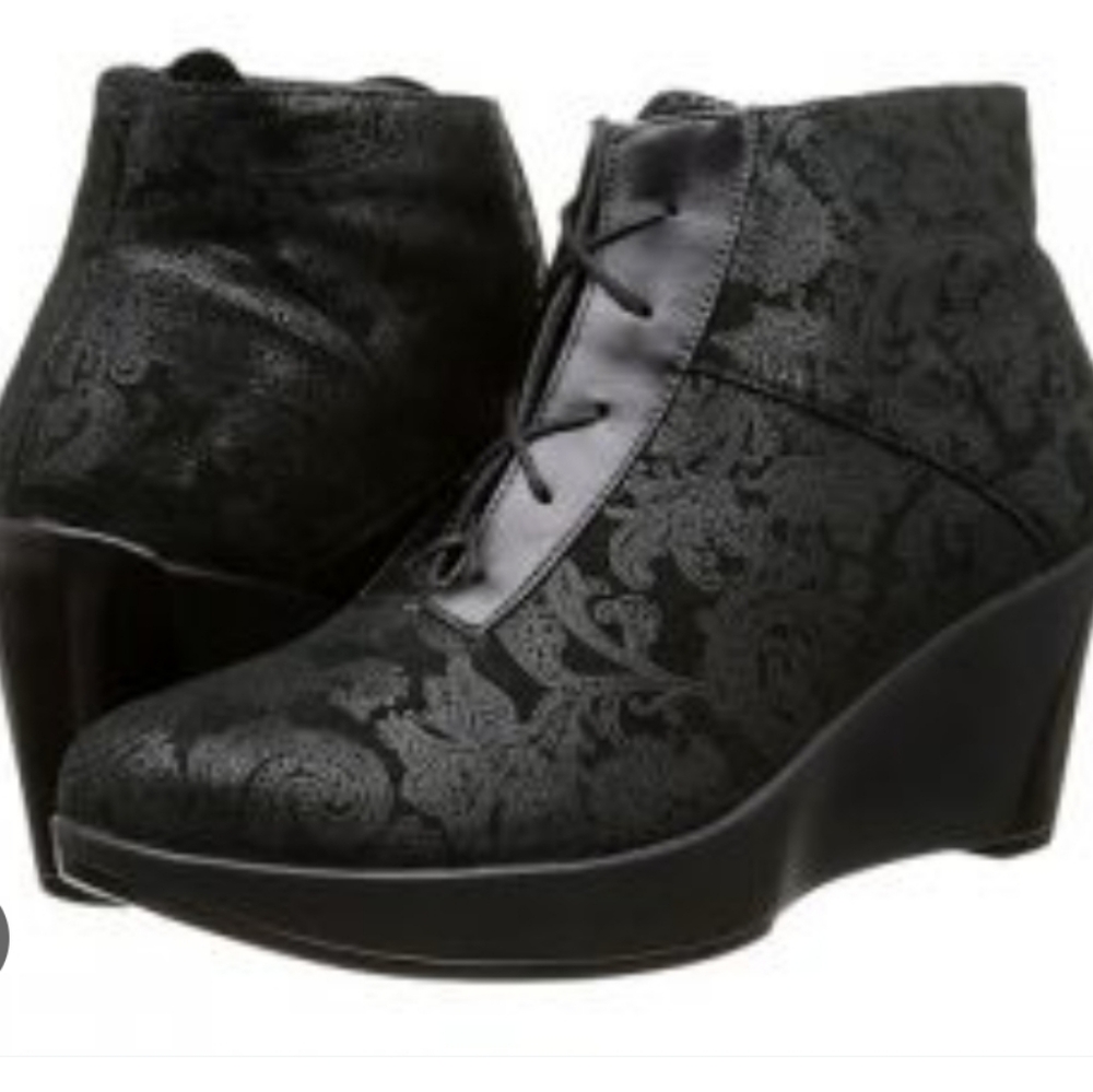 Naot Nadine Lace Up Wedge Ankle Boot, Euro 40, US Size 9, Black, Goth